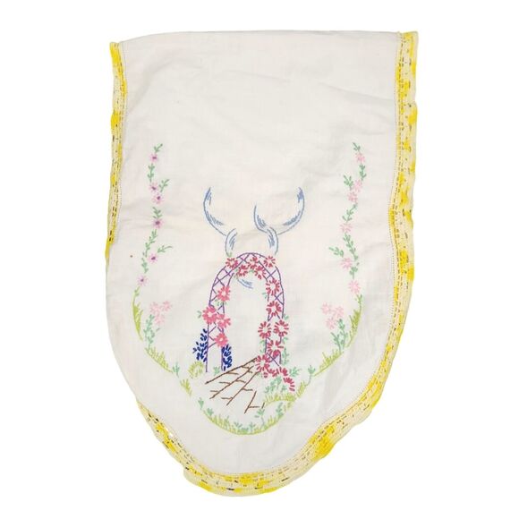 VTG TABLE RUNNER GARDEN BASKET FLORAL EMBROIDERED DRESSER SCARF ESTATE MCM - Picture 3 of 3